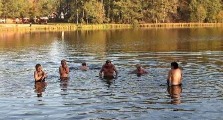 ÚSPEŠNÉ ˇ ZAKONCENÍ ˇ KOUPÁNÍ O dva měsíce později seděli