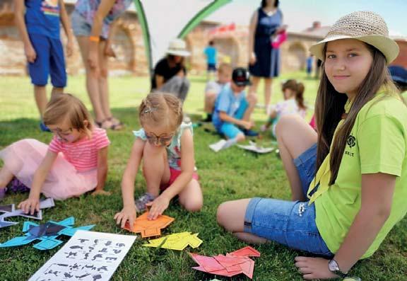 Pro děti jsme měli připravené různé aktivity (střílení z luku, tahaní vody z koštýře, skládání puzzle, házení kroužků na cíl a soustu