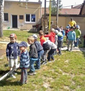 Taky si společně zazpívali. Za velmi zdařilou akci stojí připomenout Den hasičů, kde jsme se se všemi dětmi zúčastnili prohlídky hasičárny, techniky a povídání o požárech a první pomoci.