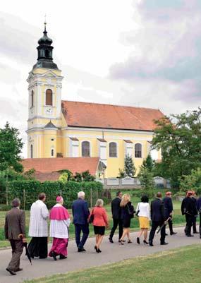 Románský oblouk současně odkazuje na letopočet první zmínky o obci Čejkovice. Hlavním motivem objektu zůstává samozřejmě kříž.