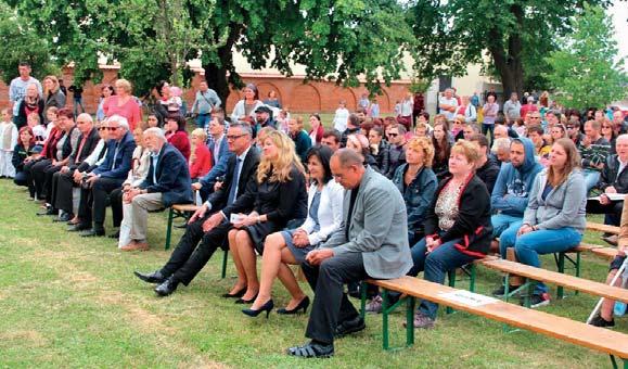 Počasí překvapilo všechny od pořadatelů, přes diváky až po účinkující. Že by se v červnu mohl prodávat svařák, to opravdu nikoho nenapadlo. Mnozí zahřívali ruce a žaludky dobrými Balátovými přesňáky.