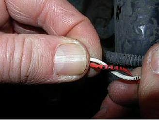 30 cm. Zkontrolujte kabely na neporušenost.