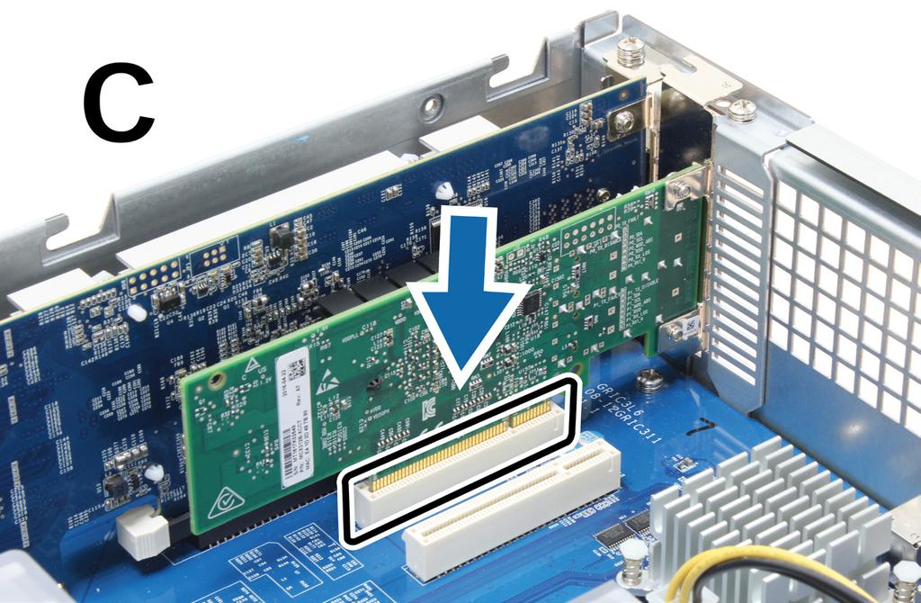 1 Před instalací karty do zařízení RackStation musíte vyměnit dlouhý držák (vhodný pro počítač PC) síťové karty za krátký držák.