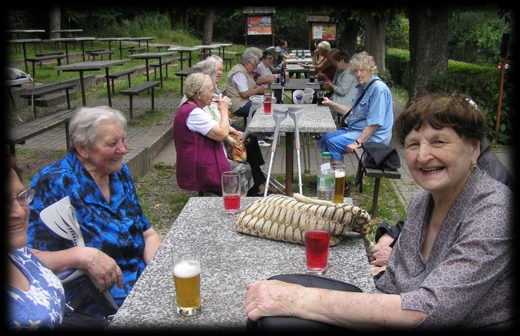 Senior klub Zajišťujeme zájmové, vzdělávací a volnočasové aktivity v rozsahu: - trénování paměti, - kondiční cvičení na židlích, míčích, na žíněnkách, při hudbě, cvičíme jógu, plaveme a cvičíme v