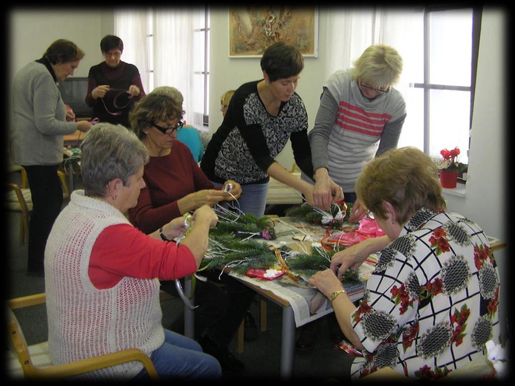 Senior klub Ukazatel za r. 2016 v tis. Kč VÝNOSY-tř.6 Ostatní výnosy 17 Čerpání fondů 0 Dotace, projekty (ÚP) 612 Výnosy celkem 629 NÁKLADY-tř.5 Spotřeba materiálu 50 Spotřeba el.