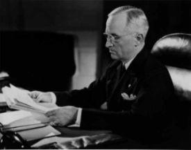 Trumanova doktrína Vyhlášena 12. března 1947. Řešila pozici Řecka a Turecka. Finanční podpora těmto dvěma státům ve výši 400 milionů dolarů.