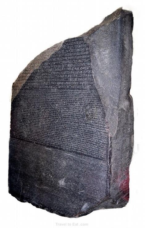 Rosettská deska Více než metr vysoká žulová deska, kterou pokrývají tři verze jednoho textu v různých verzích egyptském hieroglyfickém i démotickém písmu a navíc ještě v řeckém překladu.