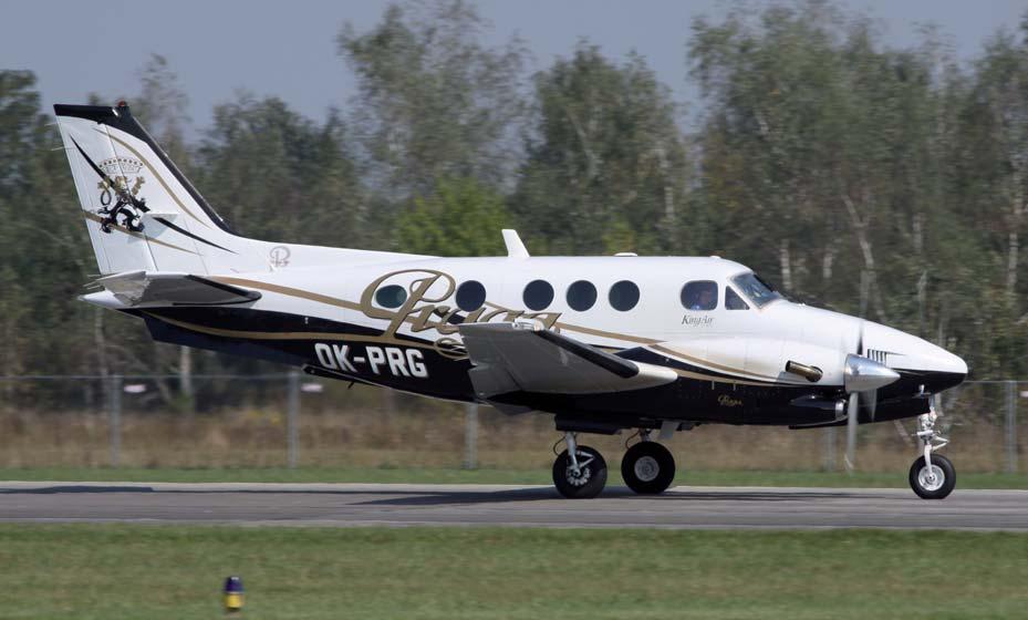 výroční zpráva ÚCL 214 Inspektoři piloti V odboru OLD bylo v roce 214 zaměstnáno celkem 5 inspektorů pilotů a jedna inspektorka CC, z toho 2 inspektoři na poloviční pracovní úvazek, 3 inspektoři na ¾