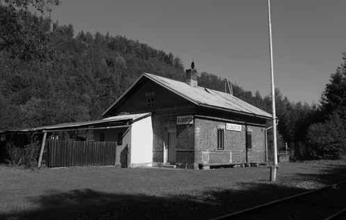 Samostatný vchod do služebního bytu vedl přímo do kuchyně vybavené pecí a sklepem pod její podlahou. Z kuchyně se vcházelo do dvou pokojů.