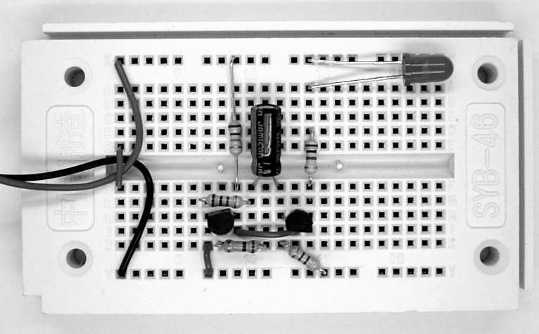 Zvuk řízený napětím Oscilátor řízený napětím (Voltage-Controlled Oscillator, VCO) je obvod multivibrátor sestavený například podle schématu na následujícím obrázku.
