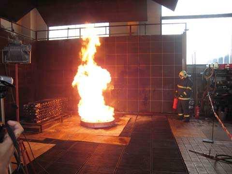 Praktická zkouška přenosných hasicích přístrojů Třída požárů B foto: