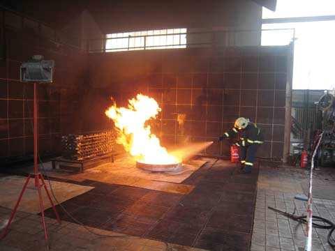 Praktické zkoušky hasicích schopností přenosných hasicích přístrojů.
