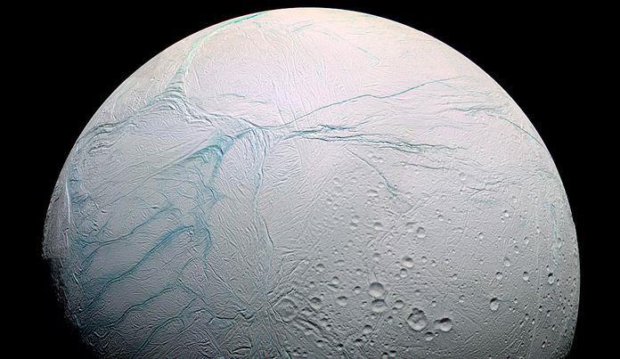 Enceladus Objeven 1789, odráží téměř 100 %