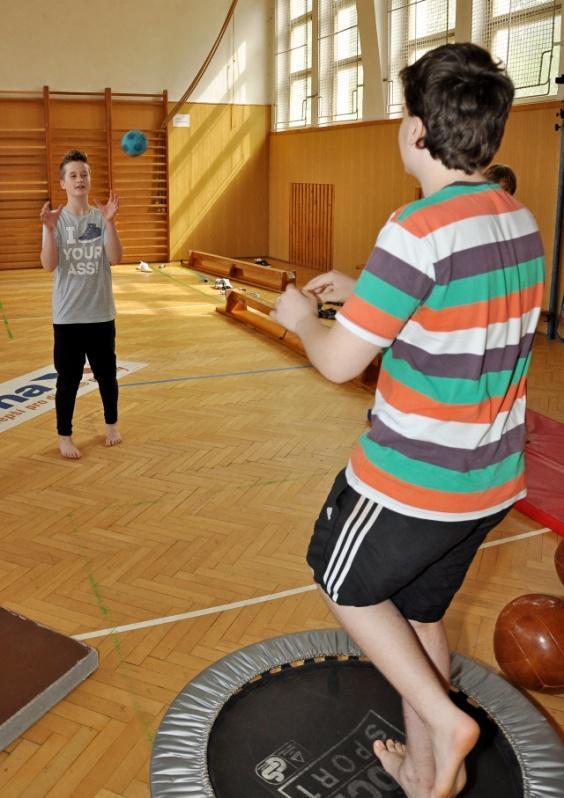 Další část překážkové dráhy je vytvořena pomocí trampolíny (stejně jako v případě workshopu) rovněž zapojeny hody společně s korigovaným stojem na jedné noze.