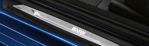 podsvíceným BMW logem vytvářejí famózní vstup do vozu.