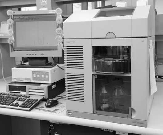 Kapilární zónová elektroforéza = moving boundary electrophoresis technika pohyblivého rozhraní - separace analytů v prostředí homogenního jednoho základního elektrolytu (BGE) o konstantním složení -