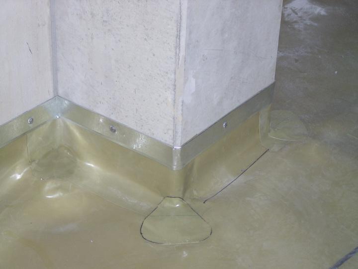 Ukončovacími lištami PVC (fólie dotažena na stěnu a lišta může zůstat