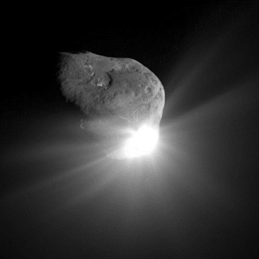 Komety - kosmická tělesa Kometární jádro kometární jádro je planetkám podobné nepravidelné těleso velikost jádra se může pohybovat v řádu 10 m až 10 km složení jádra voda a (poměrně složité organické