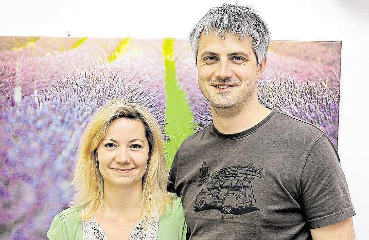 2 12. června 2015 Šumpersko ajesenicko InspiracezFrancie,biofarma se oděje do levandulové POKRAČOVÁNÍ ZE STRANY 1 Přestože se dvojice inspirovala vprovence, do stejného druhu bylin, jaké vévodí