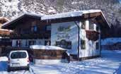 APT-4 (cca 40 m 2 ) Hahlkogel, ložnice s 2lůžkem, obývací pokoj s rozkládacím gaučem pro 2 osoby; APT-6 (cca 55 m 2 ) Wien a Paris, 3 ložnice, obývací pokoj s vybaveným kuchyňským koutem.