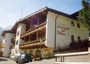 2 Penzion ROSENHOF NOVINKA Místo pobytu a poloha: Mayrhofen (630 m), lyžařské centrum s lanovkami do středisek Penken a Ahorn, s krytým bazénem s vířivkami, protiproudy, dětskými brouzdališti a