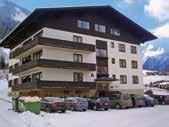 2 Apartmány SCHÖNPFLUG Místo pobytu a poloha: Kaprun (786 m), dům v centru jen 50 m od lanovky na Maiskogel a 50 m od zastávky skibusu na ledovec a Schmittenhöhe.