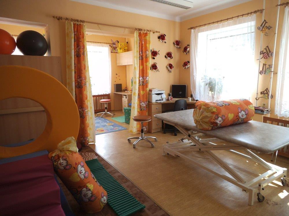 Str. 9 Poskytovaná péče REHABILITACE Rehabilitační péče je poskytována primárně klientům MŠ a ZŠ Sluníčko na základě doporučení odborného lékaře neurologa/ortopeda.