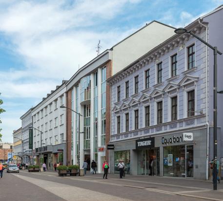 Ulice Lannova je rušnou tepnou města s více než 15 000 návštěvníky za den.
