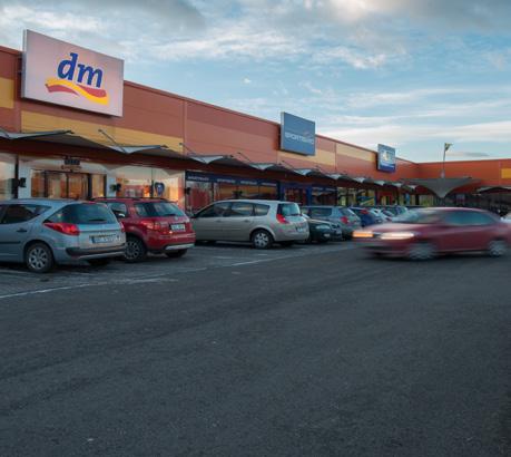 etablovanou obchodní zónu s řetězci jako Lidl, Albert, UNI Hobby, Penny či Kaufland.