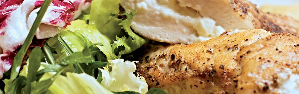 Kuřecí maso: 150 g Smažený řízek, servírovaný s máslovým mačkaným bramborem s jarní cibulkou 250 g Grilované prso s křidélkem, podávané s grilovanou zeleninou a smetanovým zapečeným bramborem 180 g