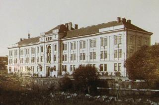 historie 13 Historie Biskupského gymnázia v Hradci Králové Řadu let se plní lavice Biskupského gymnázia Bohuslava Balbína.