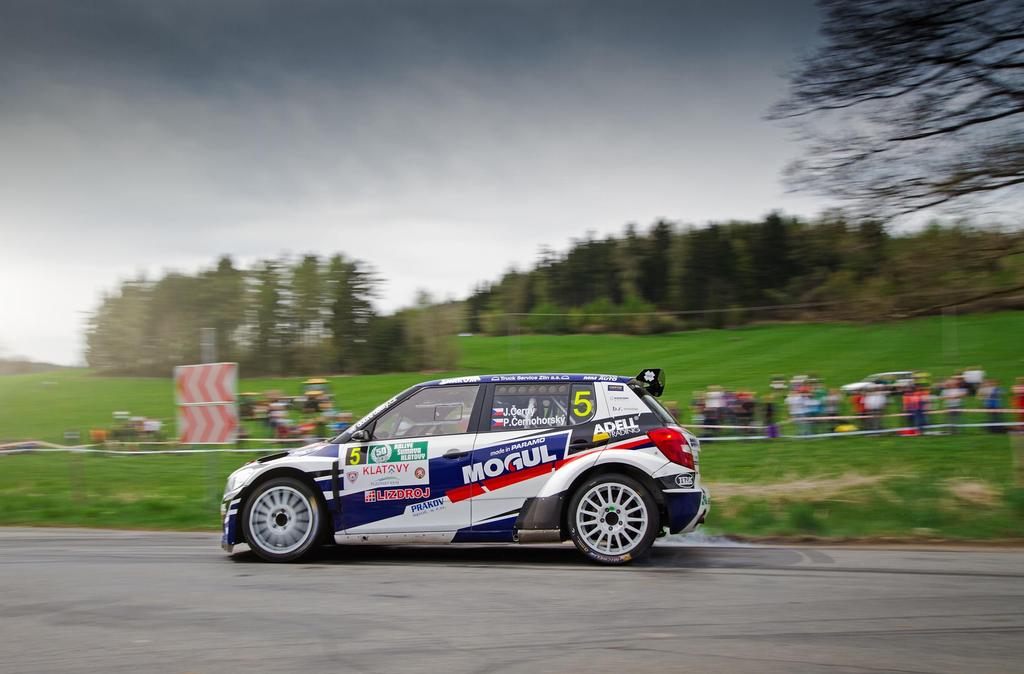 13 REKLAMA NA VOZE Reklama na závodním vozidle je základní a nejviditelnější reklamou v rallysportu vůbec. V médiích jsou umísťovány fotografie závodních vozidel daleko nejčastěji.