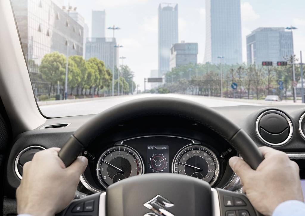 POKROČILÉ ASISTENČNÍ SYSTÉMY Suzuki Safety Support* Vitara je vybavena pokročilými funkcemi sledování provozu, které využívají kombinaci monokulární kamery a laserového senzoru pod čelním sklem.