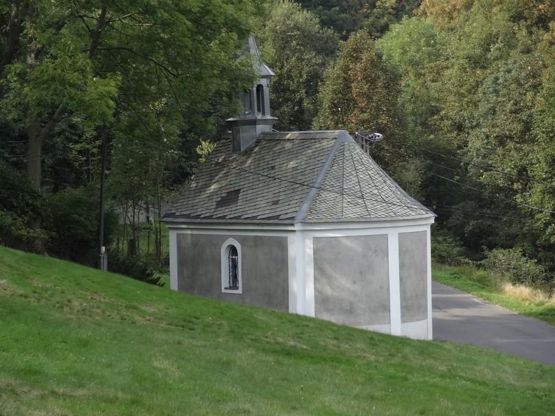 Kaple Navštívení Panny Marie Jeden z prvních obyvatel Karlova, obce tvořící dnes součást Josefova Dolu, prý na svém poli vyoral obrázek Panny Marie, který pověsil na strom vedle studánky.