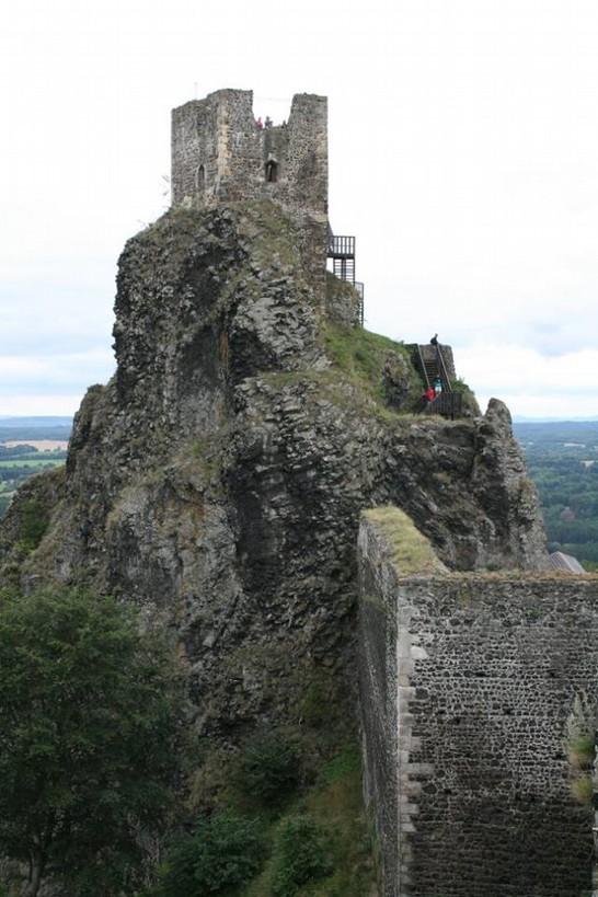 Přes horší dostupnost patří k oblíbeným turistickým cílům též vodopády. V Jizerských horách jich nalezneme velké množství.