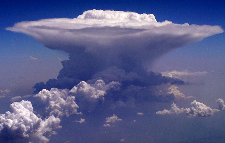 1. Souhrn vybraných poznatků o bleskových výbojích 1.1 Cumulonimbus Cumulonimbus je mohutný oblak protáhlý do výšky nejméně několika kilometrů.