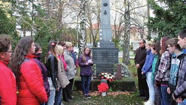 V našej ob ci si spomienky pravidelne oživujeme pietnym aktom a položením vencov k pamätníkom padlých hrdinov, kde si pripomíname časy prvej a druhej svetovej vojny. 6.