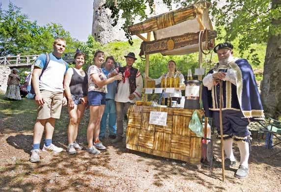 No a potom sa už spustila lavína divadelných predstavení v podaní jednotlivých materských škôl, v ktorých dominovali detské motívy, a to nielen prevzaté, ale viaceré z nich boli z tvorivej dielne