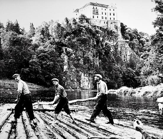 cz (tík) Před 150 lety se klepalo na základní kámen k divadlu Praha - Národní divadlo si připomíná 150. výročí položení základního kamene. K slavnostnímu poklepání došlo 16. 5.