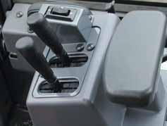 Plynulé a ergonomické ovládání hydraulických systémů Nové pilotní hydraulické ovládací páky byly navrženy jako prsty ovládané páky pro přesný a bezúnavový nakládací proces.