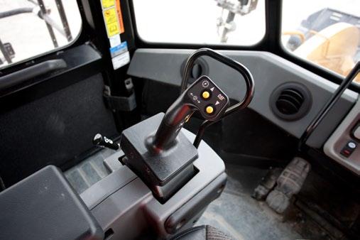 Integrovaný systém ovládání řízení a převodovky (STIC, Steering and Transmission Integrated Control System) Zažijte maximální citlivost a ovládání pomocí systému STIC, který slučuje volbu směru