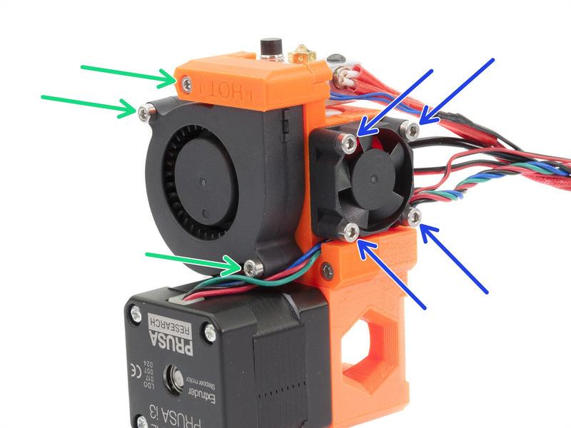 Step 8 Rozebrání extruderu (1. část) Pomocí 2,5mm inbusového klíče povolte 2 šrouby na přední části ventilátoru a krytce (fan-nozzle).