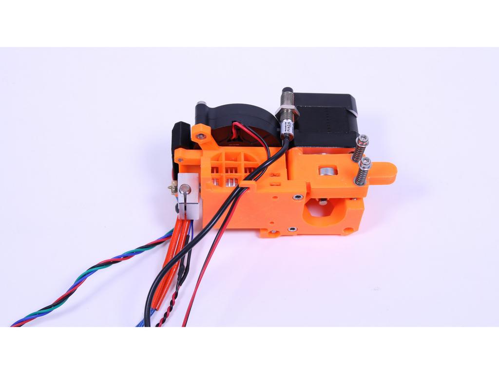 Step 19 Příprava kabelů autokalibrační sondy a ventilátoru Naveďte oba kabely skrz klip na těle extrudéru podle obrázku.