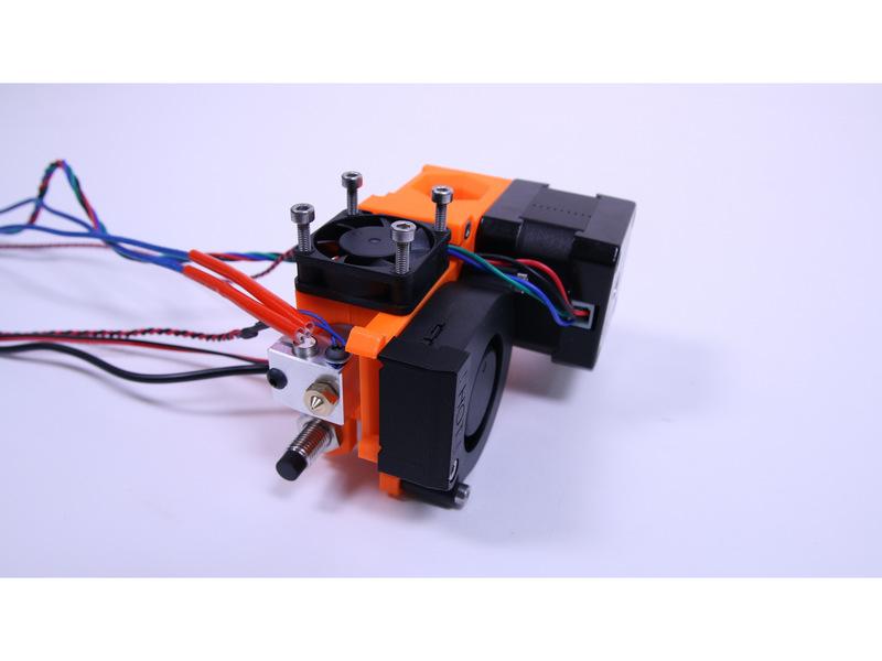 Step 21 Uchycení ventilátoru Šroub M3x18 (4 ks) Dbejte na správnou orientaci ventilátoru. Nálepka musí směřovat k trysce!