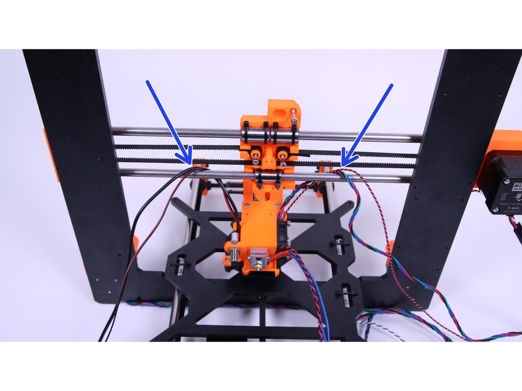 Step 24 Příprava kabelů extrudéru Veďte kabely od extrudéru