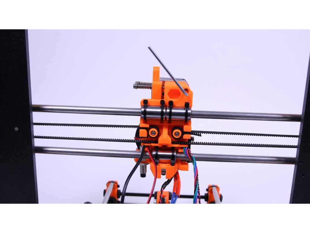 Step 26 Upevnění extrudéru Použijte 2,5mm inbusový klíč k utažení šroubů držící extrudér.