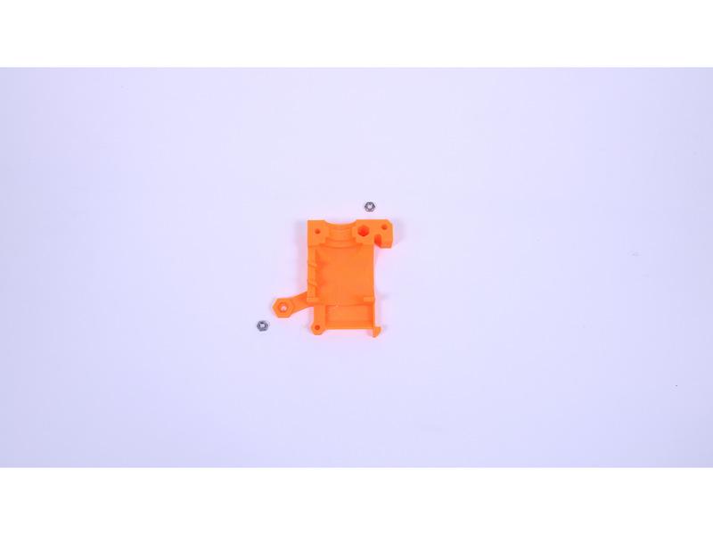 Step 6 Příprava krytu extrudéru Vložte matky M3n (2 ks) do děr v krytu