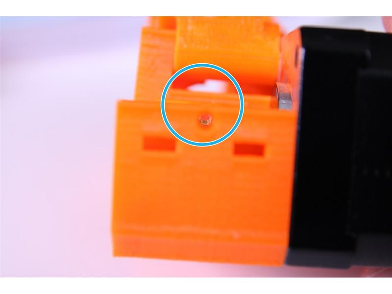 Step 10 Dotažení podávacího kolečka Použijte 1,5mm inbusový klíč k dotažení podávacího kolečka.