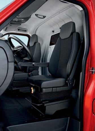 Kabina vozu Opel Movano byla počínaje výběrem sedadel až po ergonomicky umístěnou řadicí páku nebo sklopný volant navržena tak, aby mohl být