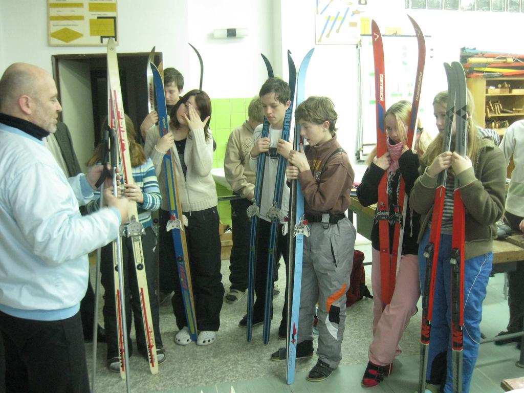 Třetí den jsme vyrazili od sportovní haly na okruh, který byl po loukách až k lesu pod Dobrou Vodou. Projeli jsme ho dvakrát. Také jsme jezdili na čas.